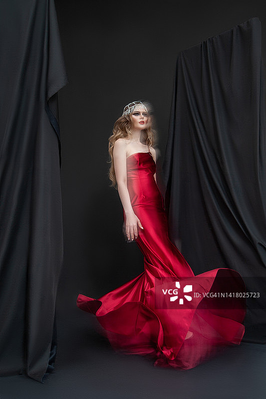 身穿红色礼服的时尚女性图片素材