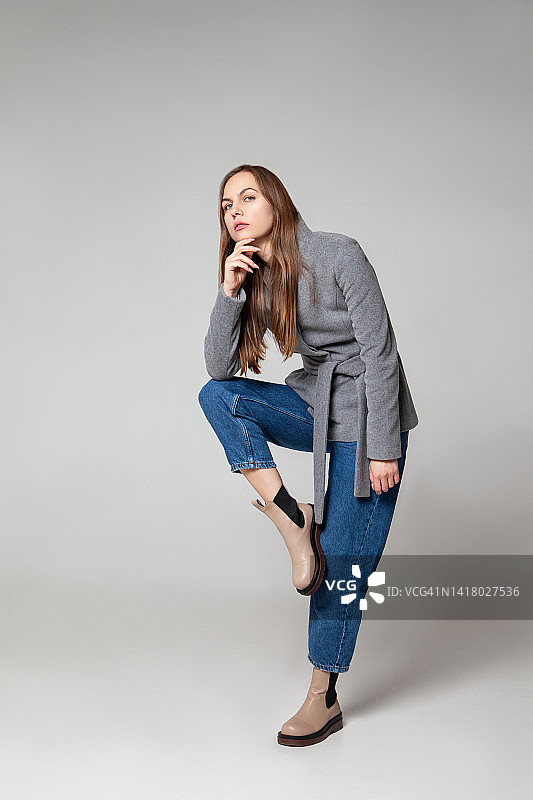 穿着时尚的女人在工作室图片素材