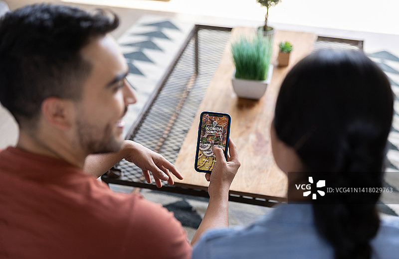 快乐夫妇在家使用外卖App订餐图片素材