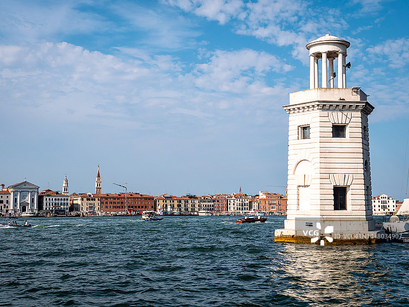 意大利威尼斯圣乔治马焦雷岛上的灯塔图片素材