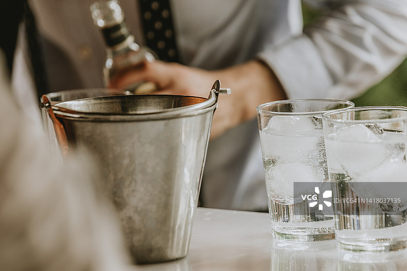 一名出差男子在酒店酒吧买酒喝。图片素材