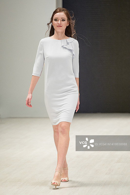 时装周后台：展示新款服装系列的模特图片素材