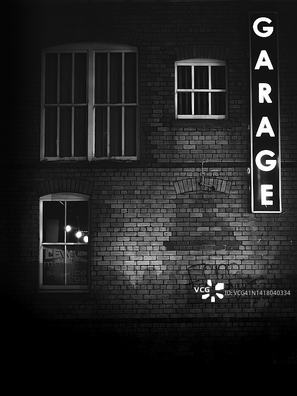 夜间车库图片素材