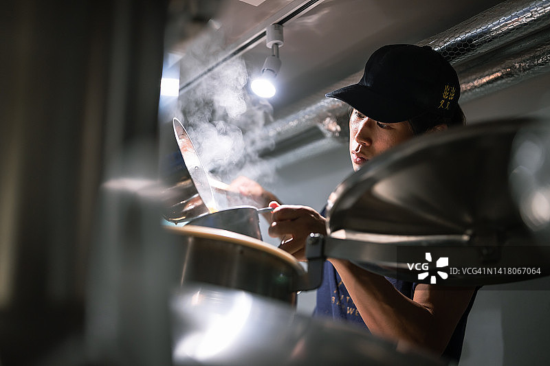 女老板和年轻男酿酒师在小型啤酒厂酿造啤酒图片素材