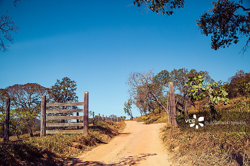 巴西戈亚斯皮雷诺波利斯土路图片素材