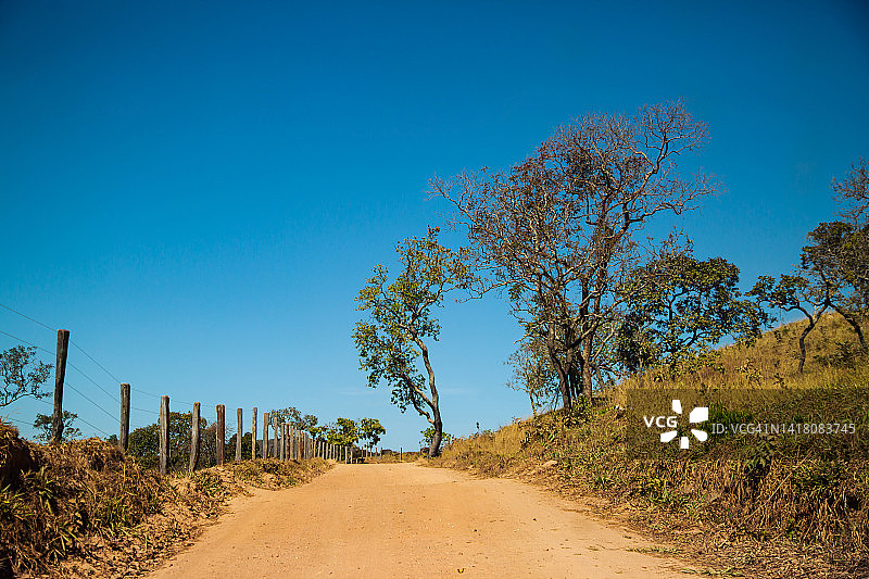 巴西戈亚斯皮雷诺波利斯土路图片素材
