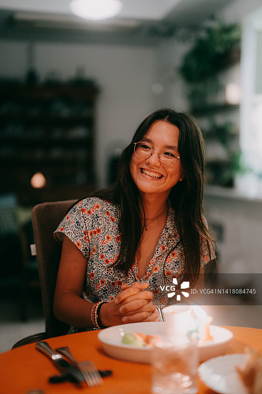 少女拿着生日蜡烛图片素材