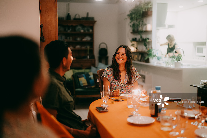 手持生日蜡烛的快乐少女图片素材