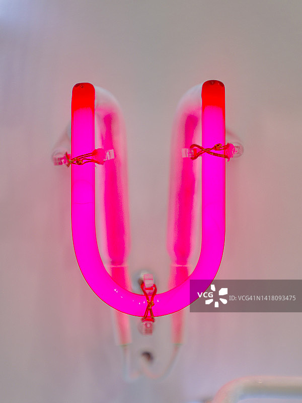 霓虹灯大写字母“U”图片素材