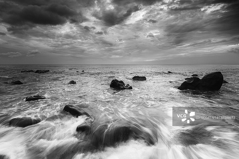 暴风雨天气中的海洋水墨风图像图片素材