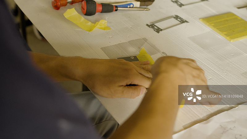 男人贴美纹纸胶带图片素材