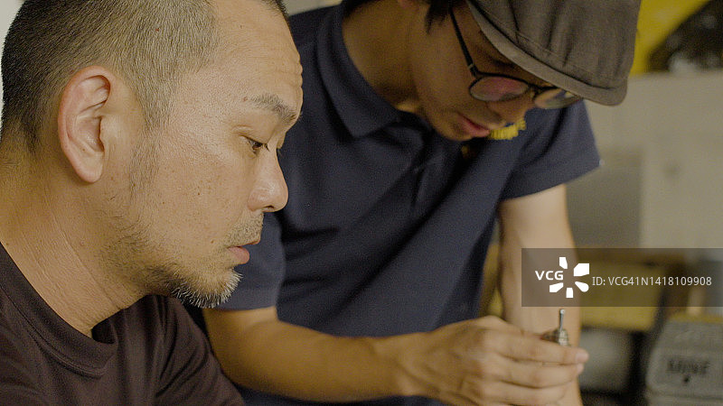 男人正在操作开关图片素材