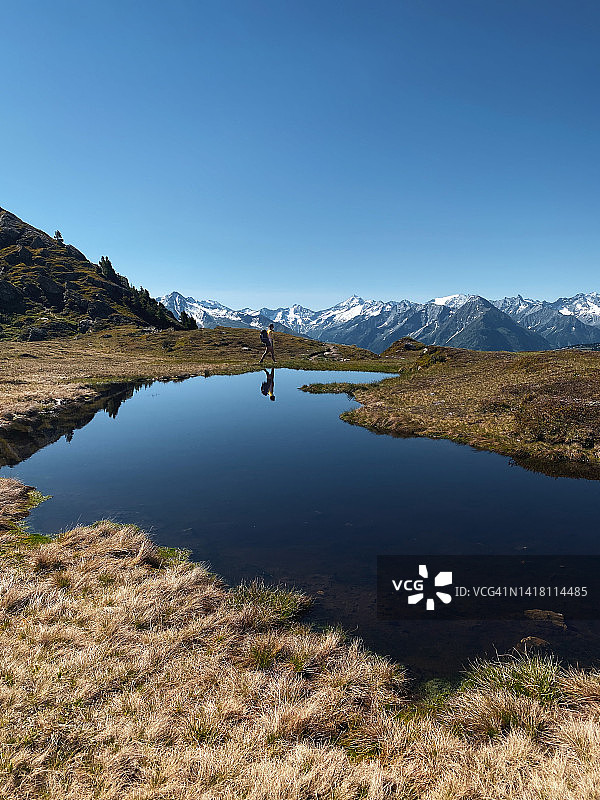 奥地利蒂罗尔州图克斯阿尔卑斯山山湖的徒步者图片素材