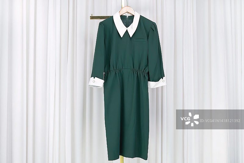 挂在衣架上的绿色连衣裙图片素材