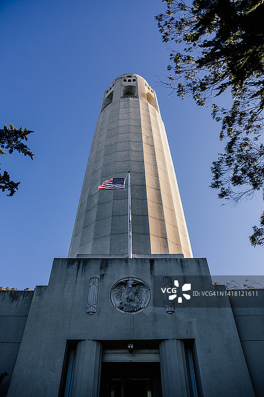 黄昏时分旧金山电报山顶部的科伊特塔图片素材