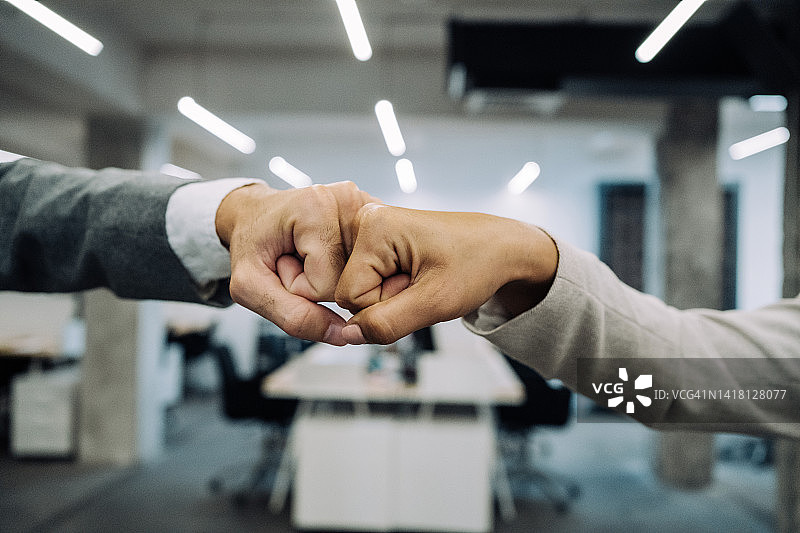 碰拳问候图片素材