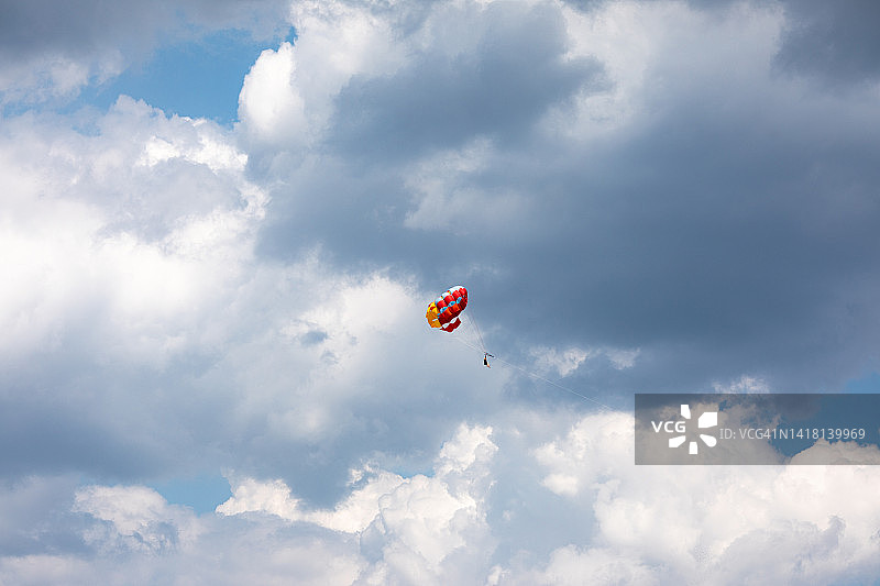 两人跳伞飞行图片素材