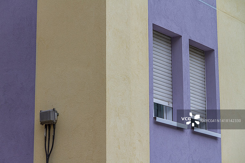 角落里的两扇窗户图片素材