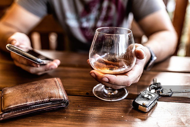 司机喝“Drink Taxi”酒精饮品图片素材