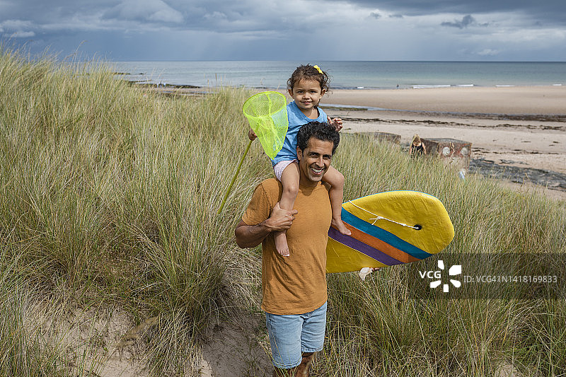 准备和爸爸一起去海滩图片素材