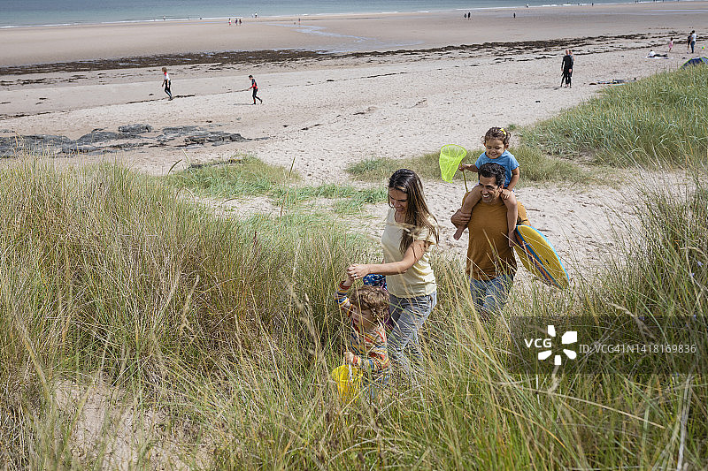 一家人离开海滩图片素材