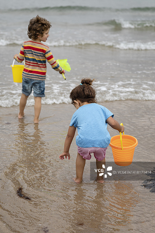 在海滩上的孩子们图片素材