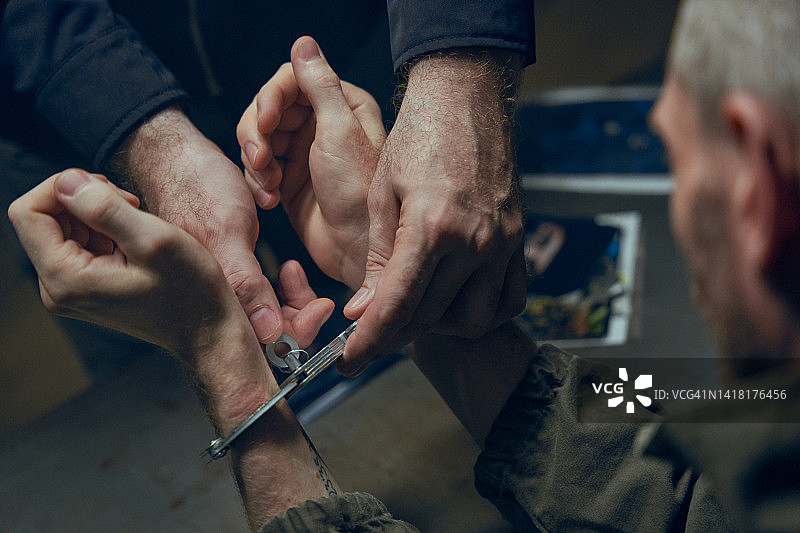 手铐移除的俯视图图片素材