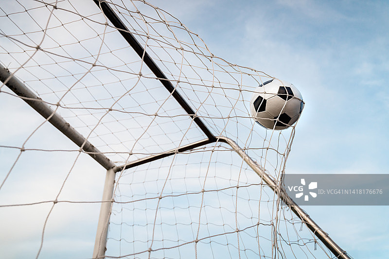 足球射门进球，球网晃动图片素材