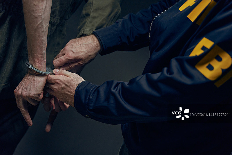 特写镜头：移除手铐图片素材