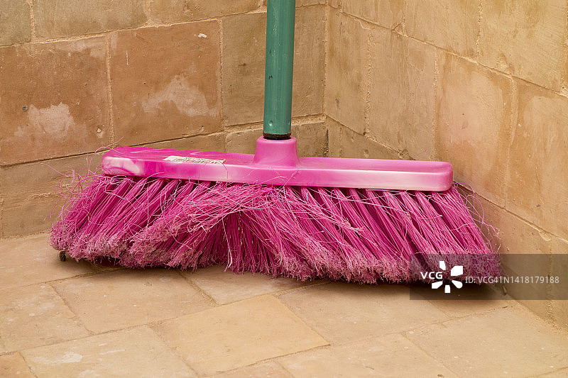 清洁产品和塑料扫帚图片素材