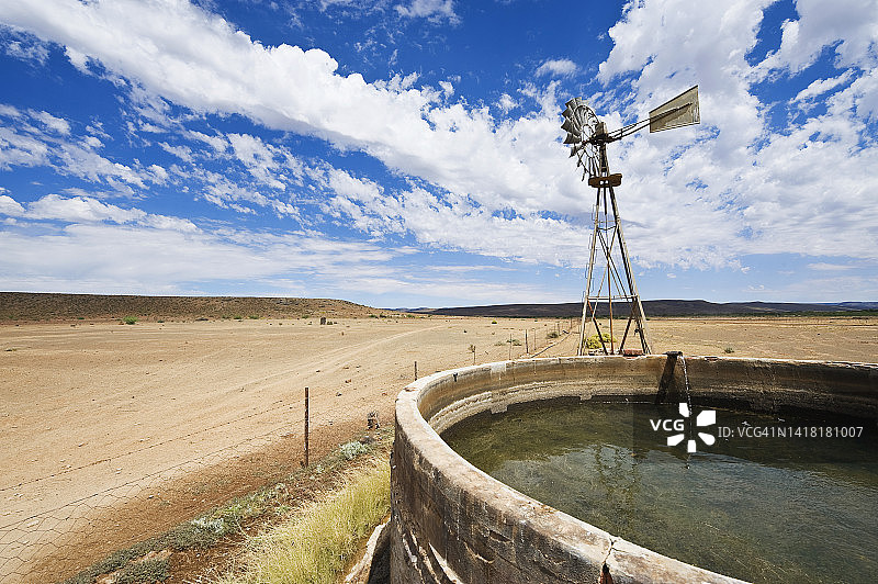 风车和水箱图片素材