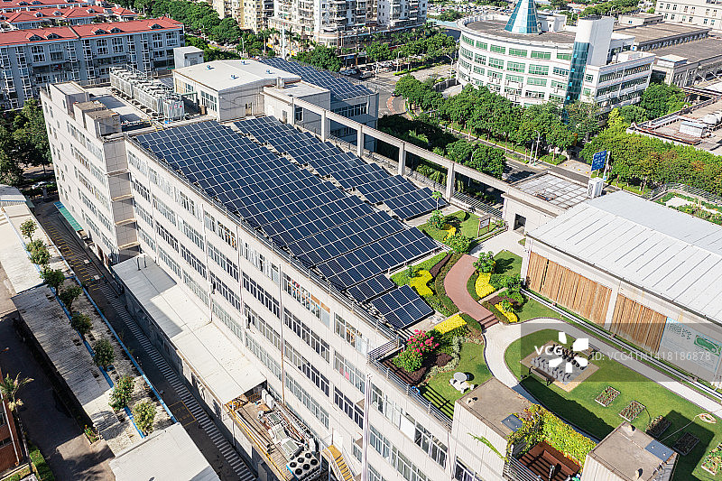 屋顶花园和太阳能电池板俯视图图片素材