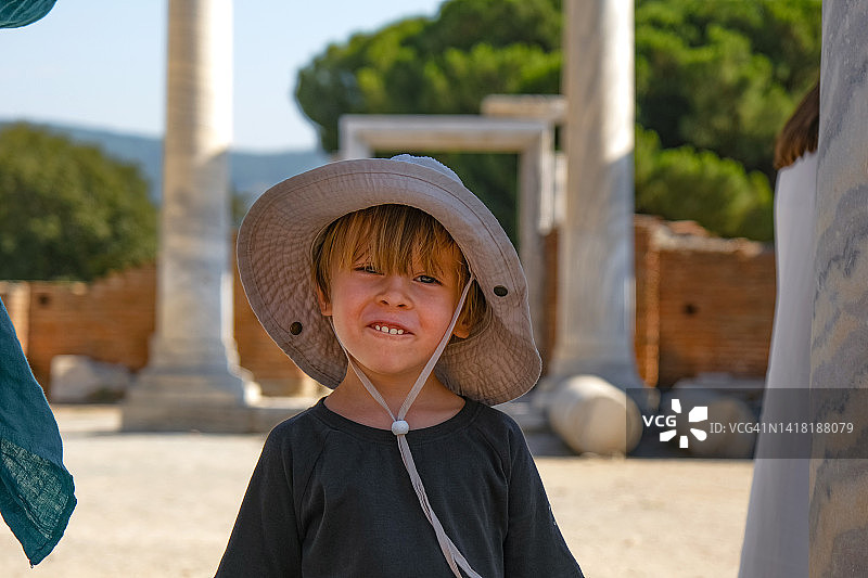 儿童在博物馆户外行走图片素材