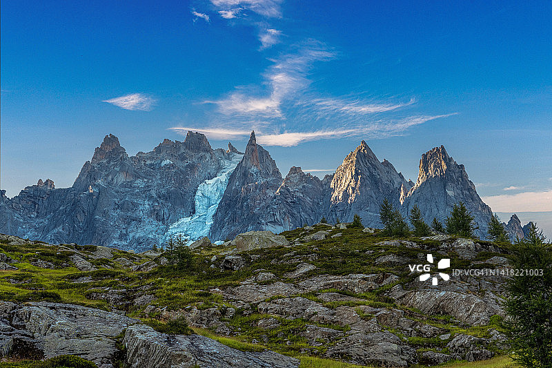 夏慕尼针峰图片素材