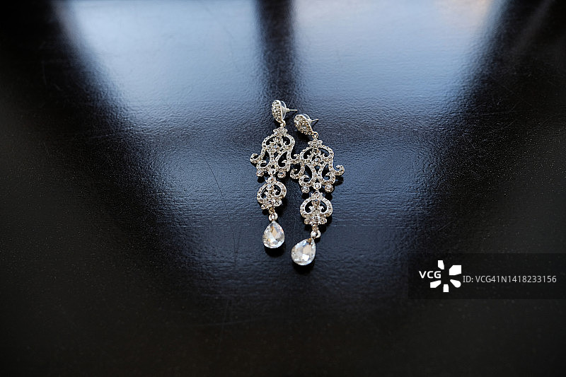 锆石银饰耳环：新娘的晨间装扮与婚礼准备图片素材