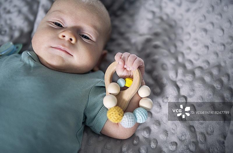 宝宝拿着磨牙玩具图片素材
