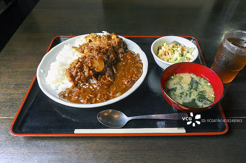 多蜜酱汁鸡排烩牛肉饭定食图片素材
