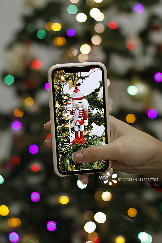 手拍摄圣诞树装饰品图片素材