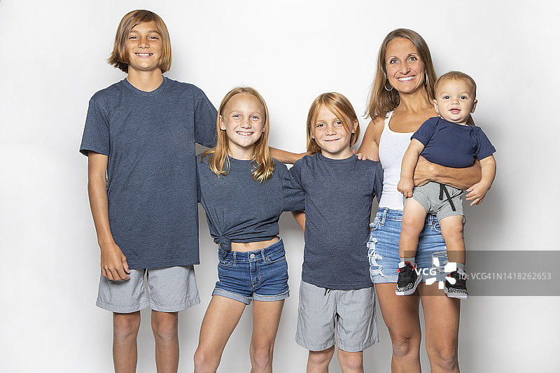 一位母亲和她的四个孩子的肖像图片素材