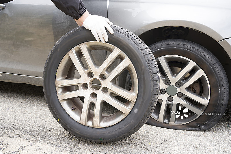 男人正在更换汽车轮胎图片素材