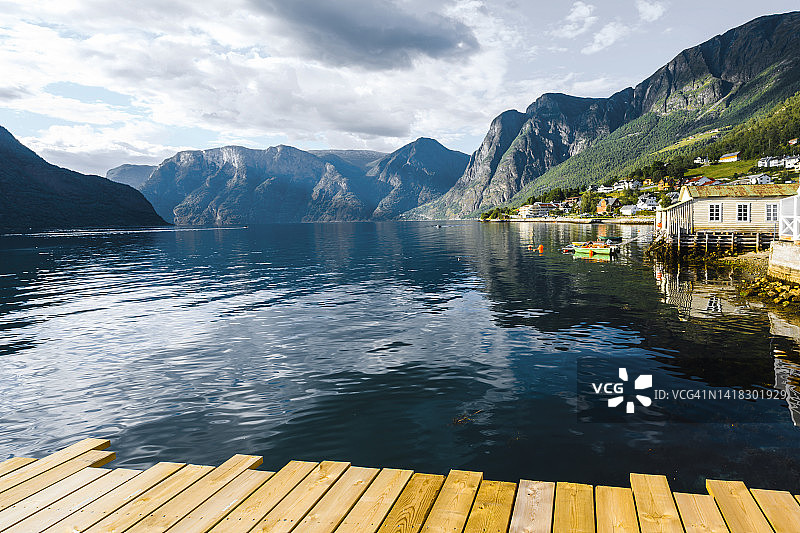 挪威奥兰峡湾岸边的渔民小屋图片素材
