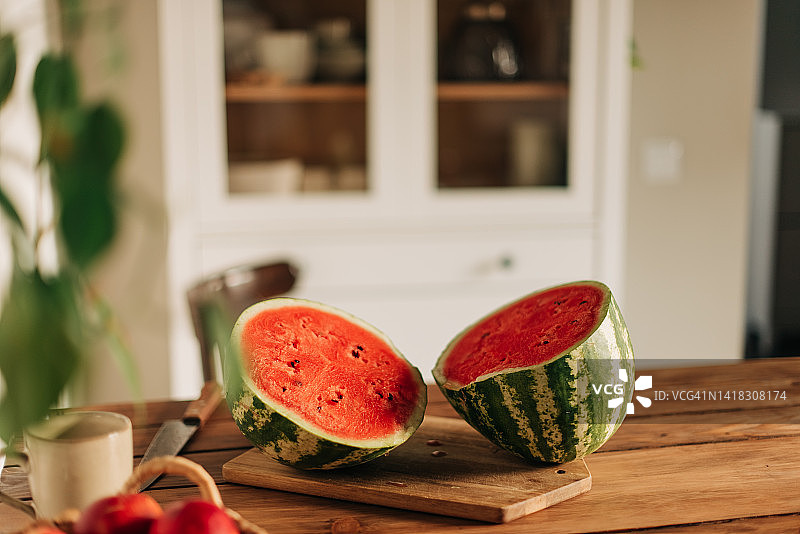 厨房桌上的西瓜图片素材