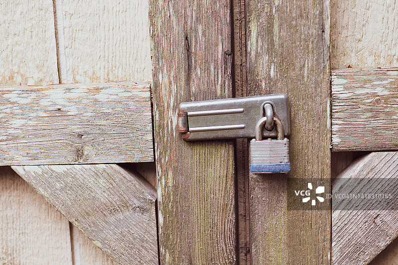 室外木棚上的挂锁图片素材