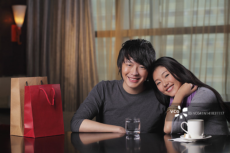 年轻情侣在餐厅里图片素材