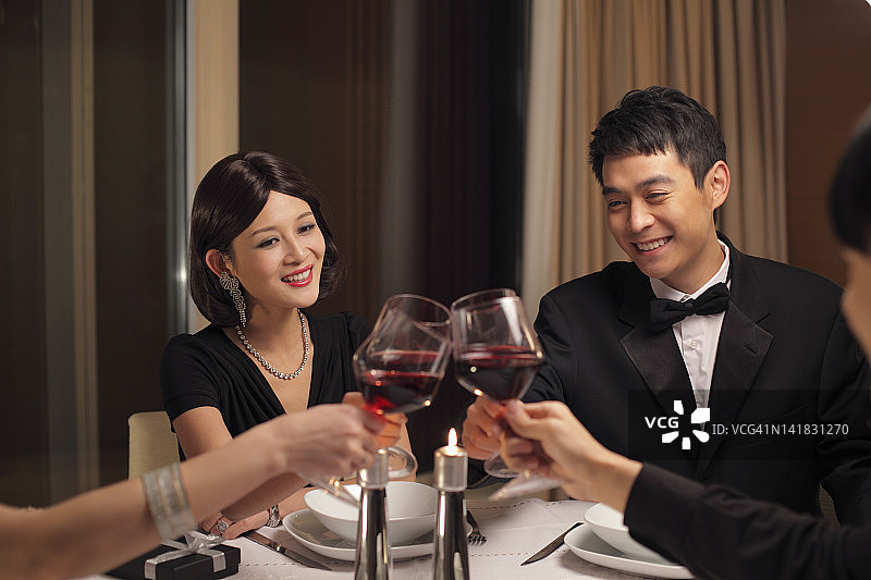 人们在晚宴上敬酒图片素材
