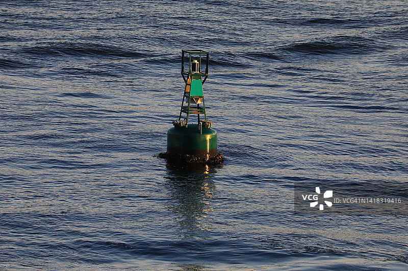漂浮的航道浮标图片素材