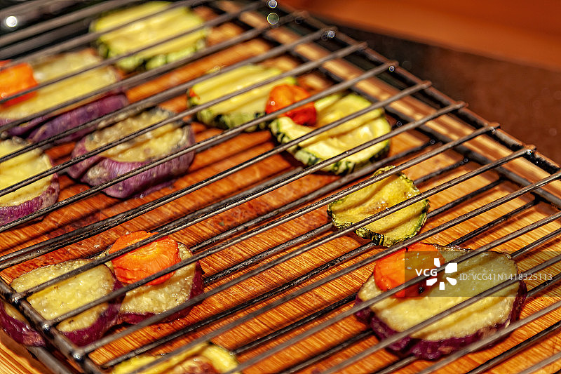 双层烤架上的蔬菜切片图片素材