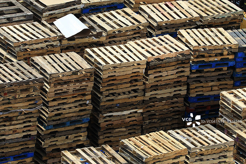 货运仓库中的木制堆垛托盘图片素材
