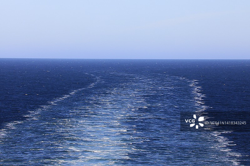 船尾的海浪波纹图片素材