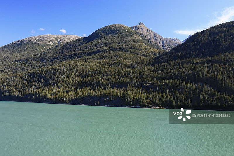 阿拉斯加的祖母绿色水域图片素材